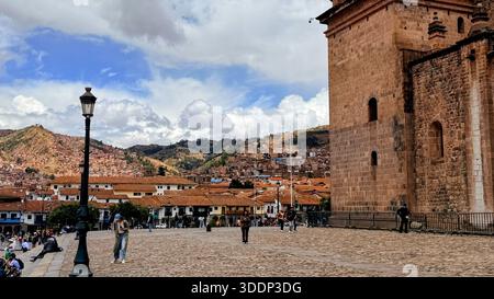 Cusco, Peru 14. Oktober 2025 Außenansicht der historischen Plaza de Armas mit historischen Kirchen und Geschäften Stockfoto