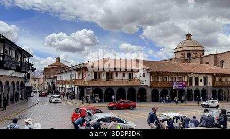 Cusco, Peru 14. Oktober 2025 Außenansicht der historischen Plaza de Armas mit historischen Kirchen und Geschäften Stockfoto