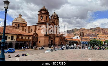 Cusco, Peru 14. Oktober 2025 Außenansicht der historischen Plaza de Armas mit historischen Kirchen und Geschäften Stockfoto