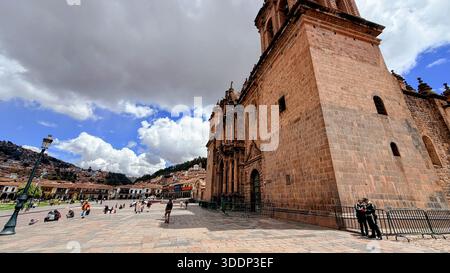 Cusco, Peru 14. Oktober 2025 Außenansicht der historischen Plaza de Armas mit historischen Kirchen und Geschäften Stockfoto