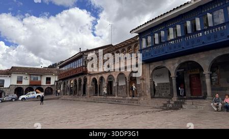 Cusco, Peru 14. Oktober 2025 Außenansicht der historischen Plaza de Armas mit historischen Kirchen und Geschäften Stockfoto