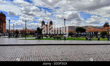 Cusco, Peru 14. Oktober 2025 Außenansicht der historischen Plaza de Armas mit historischen Kirchen und Geschäften Stockfoto