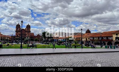 Cusco, Peru 14. Oktober 2025 Außenansicht der historischen Plaza de Armas mit historischen Kirchen und Geschäften Stockfoto