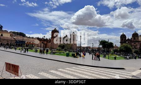 Cusco, Peru 14. Oktober 2025 Außenansicht der historischen Plaza de Armas mit historischen Kirchen und Geschäften Stockfoto