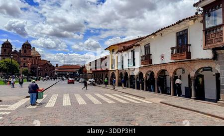 Cusco, Peru 14. Oktober 2025 Außenansicht der historischen Plaza de Armas mit historischen Kirchen und Geschäften Stockfoto