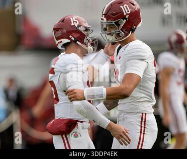 Pasadena, Kalifornien, USA. Januar 2026. Alabama Crimson Tide Quarterback Ty Simpson (15) und Alabama Crimson Tide Quarterback Austin Mack (10) während des College Football Playoff Quarterfinals zwischen den Indiana Hoosiers und den Alabama Crimson Tide im Rose Bowl in Pasadena, Kalifornien. Obligatorischer Fotokredit: Charles Baus/CSM/Alamy Live News Stockfoto