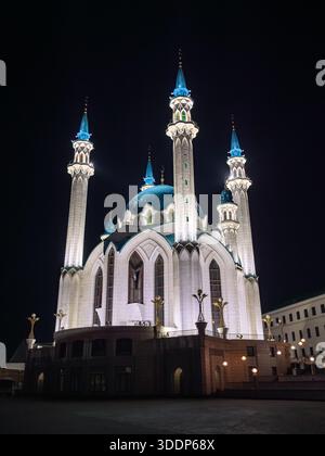 Kasan, Russland - 09. August 2021: Die beleuchtete Kul-Sharif-Moschee steht nachts im Kasaner Kreml. Stockfoto