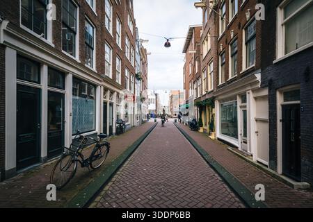 Eine schmale Gasse in Amsterdam, Niederlande. Stockfoto