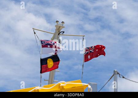 Nahaufnahme von 3 Flaggen, die auf der Fähre von Sydney fliegen - Australian National Flag, Aboriginal Flag und Sydney Ferries House Flag im Hafen von Sydney, Australien auf 2 Stockfoto