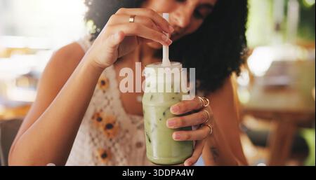 Hände, Matcha oder trinken Sie mit der Frau im Café mit Eisgetränk für Durst, Erfrischung oder Hydration unter Rühren. Grüner Smoothie, Milchshake und Stockfoto
