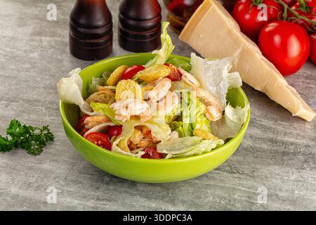 Leckerer caesar-Salat mit Garnelen und Eisberg Stockfoto