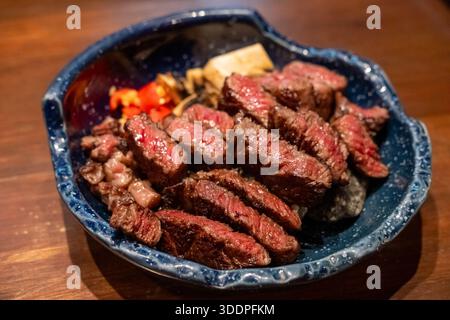 Gegrilltes Wagyu Ribeye-Rindfleisch, serviert auf dem Teller Stockfoto