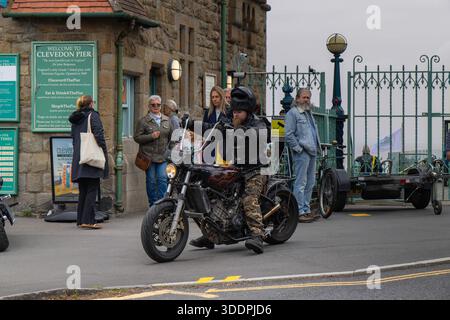 Das Motorrad verlässt den Clevedon Pier Stockfoto