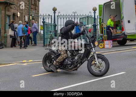 Das Motorrad verlässt den Clevedon Pier Stockfoto