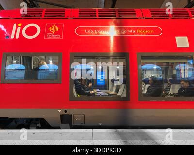 Passagiere in einem Regionalzug Lio, stationiert am Bahnhof in Nimes, Frankreich. Stockfoto
