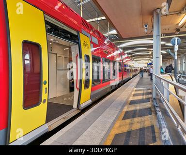 LIO-Zug steht im Bahnhof in Nimes, Frankreich. Stockfoto