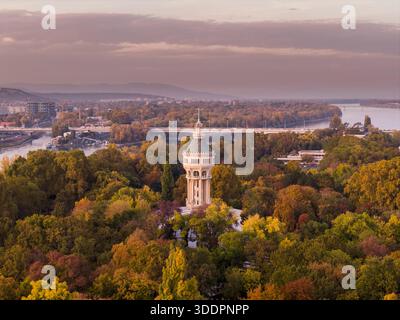 Wasserturm auf der Margareteninsel Budapest Ungarn. Es gibt auch die fantastische Opean-Air-Bühne, wo es den ganzen Sommer über Theateraufführungen gibt. Ungarn Stockfoto