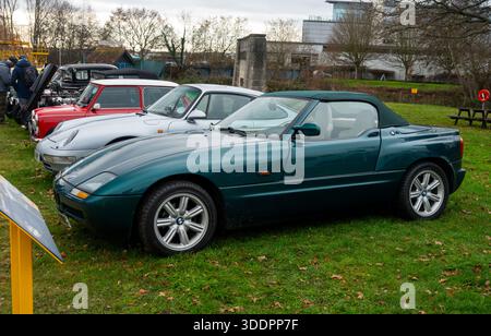 Klassische Autos versammelten sich 2026 beim New Year Day im Brooklands Museum. 1/1/26. Brooklands war der erste Rennmotor der Welt Stockfoto