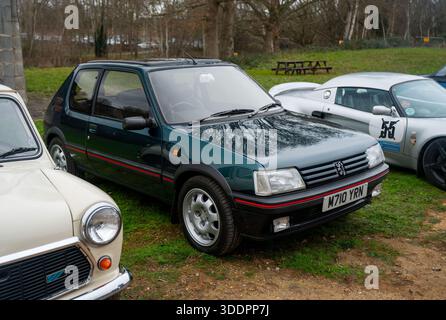 Klassische Autos versammelten sich 2026 beim New Year Day im Brooklands Museum. 1/1/26. Brooklands war der erste Rennmotor der Welt Stockfoto