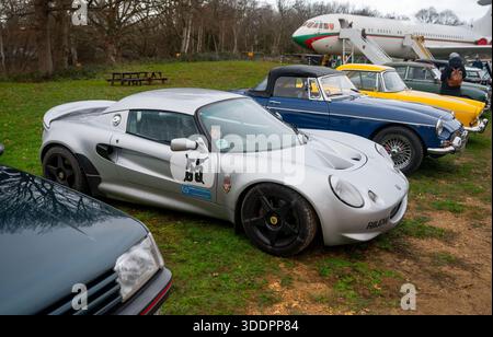 Klassische Autos versammelten sich 2026 beim New Year Day im Brooklands Museum. 1/1/26. Brooklands war der erste Rennmotor der Welt Stockfoto