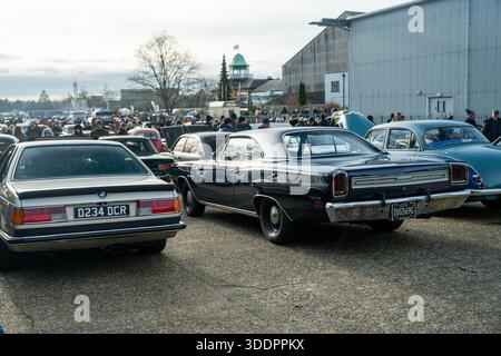 Klassische Autos versammelten sich 2026 beim New Year Day im Brooklands Museum. 1/1/26. Brooklands war der erste Rennmotor der Welt Stockfoto