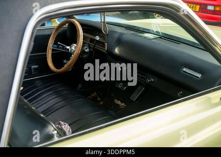 Klassische Autos versammelten sich 2026 beim New Year Day im Brooklands Museum. 1/1/26. Brooklands war der erste Rennmotor der Welt Stockfoto
