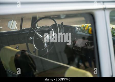 Klassische Autos versammelten sich 2026 beim New Year Day im Brooklands Museum. 1/1/26. Brooklands war der erste Rennmotor der Welt Stockfoto
