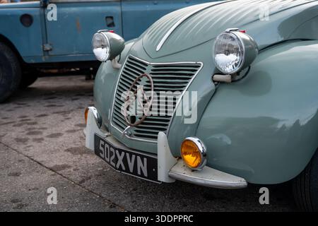 Klassische Autos versammelten sich 2026 beim New Year Day im Brooklands Museum. 1/1/26. Brooklands war der erste Rennmotor der Welt Stockfoto