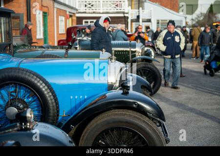 Klassische Autos versammelten sich 2026 beim New Year Day im Brooklands Museum. 1/1/26. Brooklands war der erste Rennmotor der Welt Stockfoto