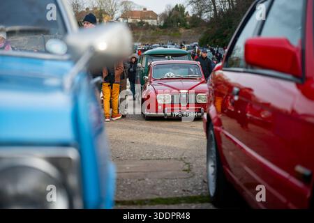 Klassische Autos versammelten sich 2026 beim New Year Day im Brooklands Museum. 1/1/26. Brooklands war der erste Rennmotor der Welt Stockfoto