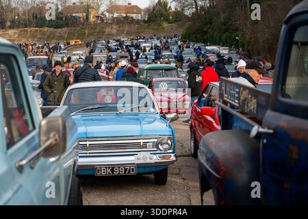 Klassische Autos versammelten sich 2026 beim New Year Day im Brooklands Museum. 1/1/26. Brooklands war der erste Rennmotor der Welt Stockfoto