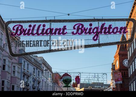 Brighton, 2. Januar 2026: Brightons North Road mit saisonalen Lichtern „Brighton - Heart of the City“ Stockfoto