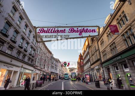 Brighton, 2. Januar 2026: Brightons North Road mit saisonalen Lichtern „Brighton - Heart of the City“ Stockfoto
