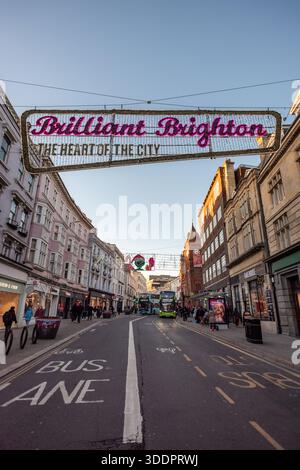 Brighton, 2. Januar 2026: Brightons North Road mit saisonalen Lichtern „Brighton - Heart of the City“ Stockfoto