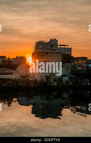 Die Stadt Duong Dong auf der Insel Phu Quoc. Dezember 2025. Dramatischer Sonnenuntergang über einer lebhaften vietnamesischen Stadt am Flussufer mit Reflexionen und Urban Stockfoto