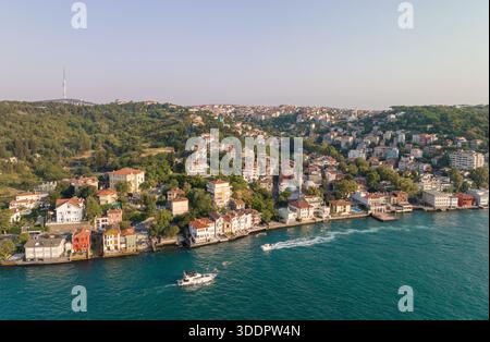 Ein Luftbild fängt eine lebhafte Küstenstadt mit vielfältiger Architektur in üppigem Grün ein. Istanbul bietet eine wunderschöne Mischung aus na Stockfoto