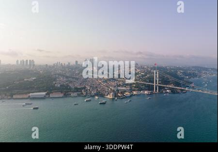 Atemberaubender Blick aus der Luft auf Istanbul mit der Bosporus-Brücke, der Stadtlandschaft und dem ruhigen blauen Wasser. Das Bild fängt das Wesen eines geschäftigen Lebens ein Stockfoto