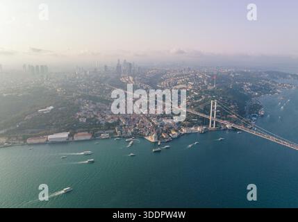 Atemberaubender Blick aus der Luft auf Istanbul mit der Bosporus-Brücke, der Stadtlandschaft und dem ruhigen blauen Wasser. Das Bild fängt das Wesen eines geschäftigen Lebens ein Stockfoto