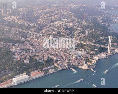 Atemberaubender Blick aus der Luft auf Istanbul mit der Bosporus-Brücke, der Stadtlandschaft und dem ruhigen blauen Wasser. Das Bild fängt das Wesen eines geschäftigen Lebens ein Stockfoto