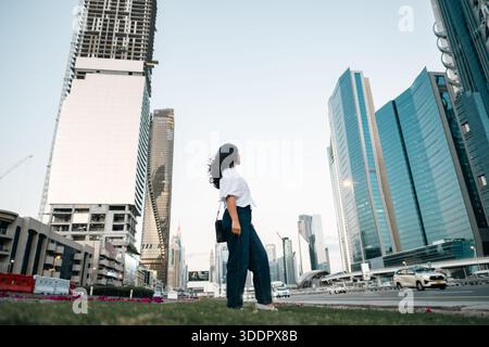 Geschäftsfrau in Dubai, selbstbewusste junge arbeitende Frau in Dubai Stockfoto