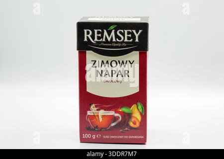 Kiew, Ukraine - 21. Dezember 2024: Remsey Zimowy Napar oder Winter Infusion Frucht Tee Box auf weißem Hintergrund, zeigt Produktverpackung det Stockfoto