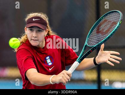 Brisbane, Qld, Australien. Januar 2026. MIRRA ANDREEVA aus Russland schlägt während eines Trainings vor dem Brisbane International WTA 500 einen Rückhand-Volley. (Kreditbild: © Stephane Thomas/ZUMA Press Wire) NUR REDAKTIONELLE VERWENDUNG! Nicht für kommerzielle ZWECKE! Quelle: ZUMA Press, Inc./Alamy Live News Stockfoto