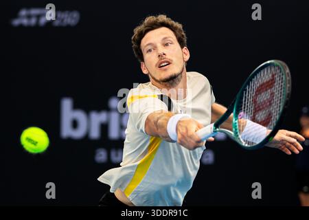 Brisbane, Qld, Australien. Januar 2026. PABLO CARRENO BUSTA aus Spanien holt sich den Ball während seiner Qualifikationsrunde für Männer im Einzelspiel gegen MATTIA BELLUCCI aus Italien bei der Brisbane International. (Kreditbild: © Stephane Thomas/ZUMA Press Wire) NUR REDAKTIONELLE VERWENDUNG! Nicht für kommerzielle ZWECKE! Quelle: ZUMA Press, Inc./Alamy Live News Stockfoto