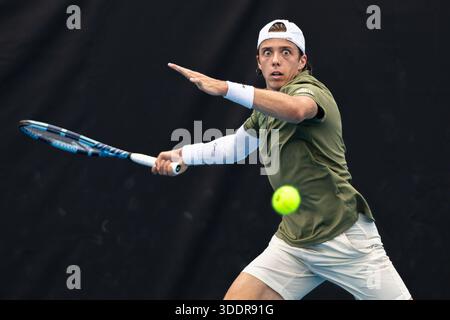 Brisbane, Qld, Australien. Januar 2026. ARTHUR CAZAUX aus Frankreich spielt in seiner Qualifikationsrunde der Männer-Singles gegen MARTIN LANDALUCE bei der Brisbane International eine Vorhand. (Kreditbild: © Stephane Thomas/ZUMA Press Wire) NUR REDAKTIONELLE VERWENDUNG! Nicht für kommerzielle ZWECKE! Quelle: ZUMA Press, Inc./Alamy Live News Stockfoto