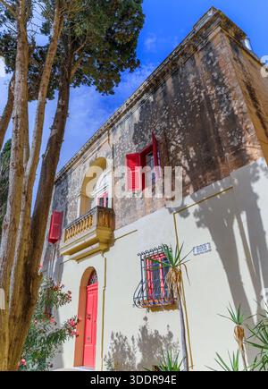 Blick auf ein Haus am Bastionsplatz (oder Pjazza Tas-Sur) in Mdina, Malta. Stockfoto