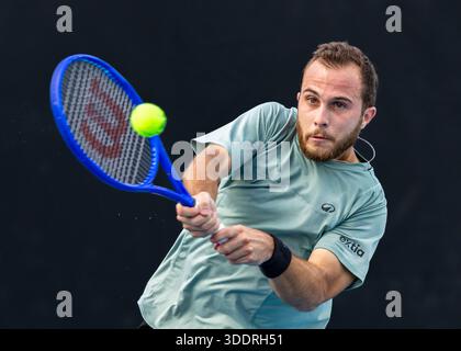Brisbane, Qld, Australien. Januar 2026. HUGO GASTON aus Frankreich spielt bei der Qualifikationsrunde der Männer Singles gegen MATTEO ARNALDI aus Italien bei der Brisbane International eine Rückhand. (Kreditbild: © Stephane Thomas/ZUMA Press Wire) NUR REDAKTIONELLE VERWENDUNG! Nicht für kommerzielle ZWECKE! Stockfoto