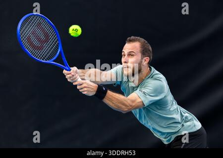 Brisbane, Qld, Australien. Januar 2026. HUGO GASTON aus Frankreich holt sich den Ball während seiner Qualifikationsrunde für die Männer im Singles gegen MATTEO ARNALDI aus Italien bei der Brisbane International. (Kreditbild: © Stephane Thomas/ZUMA Press Wire) NUR REDAKTIONELLE VERWENDUNG! Nicht für kommerzielle ZWECKE! Stockfoto