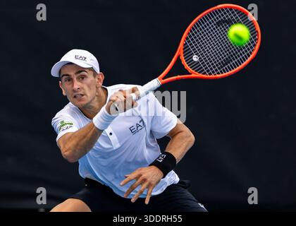 Brisbane, Qld, Australien. Januar 2026. MATTEO ARNALDI aus Italien spielt in der Qualifikationsrunde der Männer Singles gegen HUGO GASTON aus Frankreich bei der Brisbane International eine Vorhand. (Kreditbild: © Stephane Thomas/ZUMA Press Wire) NUR REDAKTIONELLE VERWENDUNG! Nicht für kommerzielle ZWECKE! Stockfoto