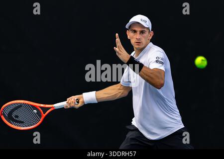 Brisbane, Qld, Australien. Januar 2026. MATTEO ARNALDI aus Italien spielt in der Qualifikationsrunde der Männer Singles gegen HUGO GASTON aus Frankreich bei der Brisbane International eine Vorhand. (Kreditbild: © Stephane Thomas/ZUMA Press Wire) NUR REDAKTIONELLE VERWENDUNG! Nicht für kommerzielle ZWECKE! Stockfoto