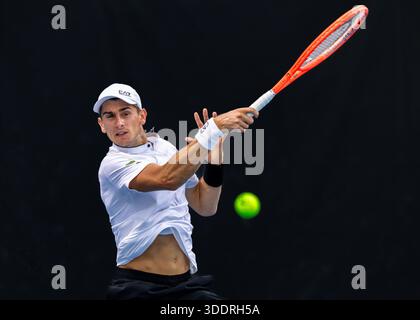 Brisbane, Qld, Australien. Januar 2026. MATTEO ARNALDI aus Italien spielt in der Qualifikationsrunde der Männer Singles gegen HUGO GASTON aus Frankreich bei der Brisbane International eine Vorhand. (Kreditbild: © Stephane Thomas/ZUMA Press Wire) NUR REDAKTIONELLE VERWENDUNG! Nicht für kommerzielle ZWECKE! Stockfoto